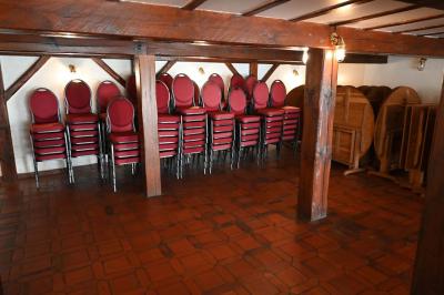 Deux réfrigérateurs blancs dans une pièce avec un sol en carrelage rouge, une porte en bois et un plan de travail.