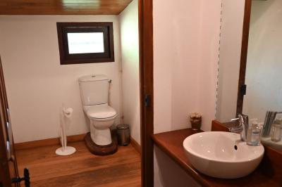 Deux réfrigérateurs blancs dans une pièce avec un sol en carrelage rouge, une porte en bois et un plan de travail.