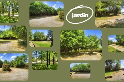 Deux réfrigérateurs blancs dans une pièce avec un sol en carrelage rouge, une porte en bois et un plan de travail.