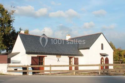 Deux réfrigérateurs blancs dans une pièce avec un sol en carrelage rouge, une porte en bois et un plan de travail.