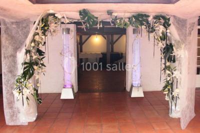 Deux réfrigérateurs blancs dans une pièce avec un sol en carrelage rouge, une porte en bois et un plan de travail.