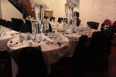 Deux réfrigérateurs blancs dans une pièce avec un sol en carrelage rouge, une porte en bois et un plan de travail.