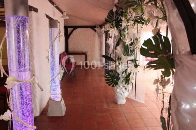 Deux réfrigérateurs blancs dans une pièce avec un sol en carrelage rouge, une porte en bois et un plan de travail.