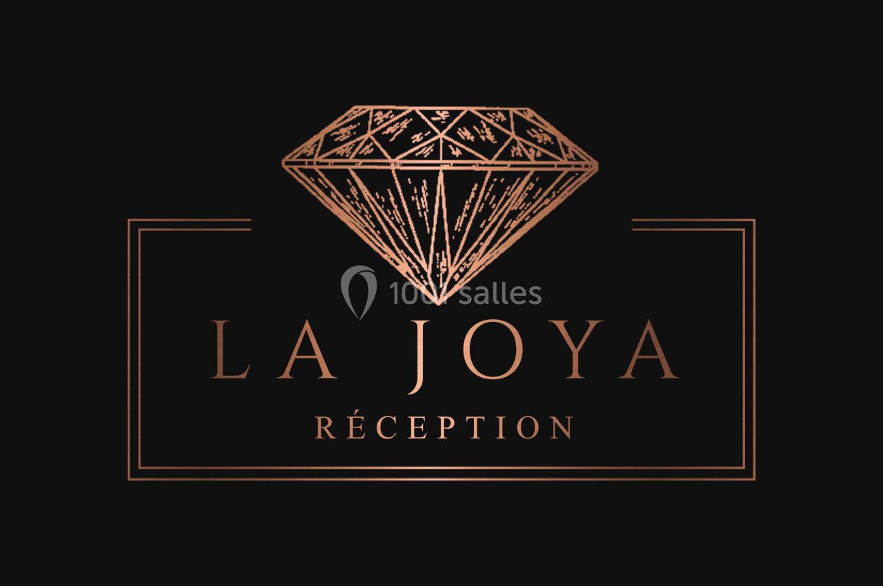 Logo de ’La Joya Réception’ avec un diamant stylisé et des lettres dorées sur fond noir.