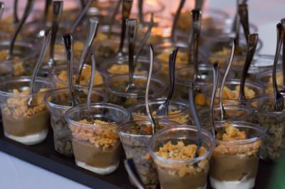Table élégamment dressée avec nappe bleue, verres, couverts et un menu posé sur une serviette blanche.
