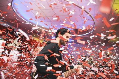 Table élégamment dressée avec nappe bleue, verres, couverts et un menu posé sur une serviette blanche.