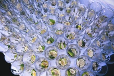 Table élégamment dressée avec nappe bleue, verres, couverts et un menu posé sur une serviette blanche.