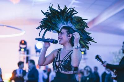 Table élégamment dressée avec nappe bleue, verres, couverts et un menu posé sur une serviette blanche.