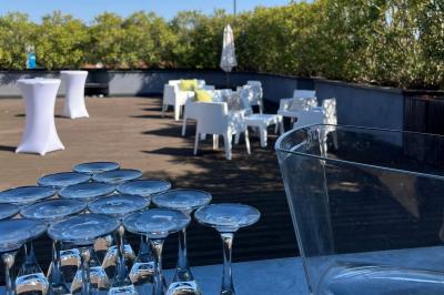 Table élégamment dressée avec nappe bleue, verres, couverts et un menu posé sur une serviette blanche.