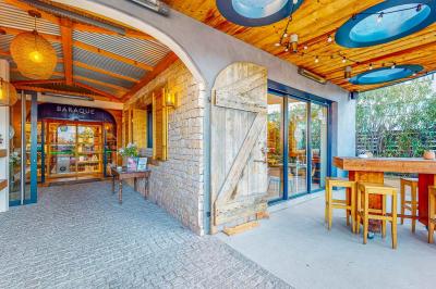 Table élégamment dressée avec nappe bleue, verres, couverts et un menu posé sur une serviette blanche.