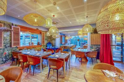 Table élégamment dressée avec nappe bleue, verres, couverts et un menu posé sur une serviette blanche.