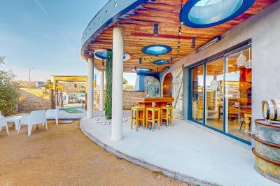 Table élégamment dressée avec nappe bleue, verres, couverts et un menu posé sur une serviette blanche.