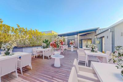Table élégamment dressée avec nappe bleue, verres, couverts et un menu posé sur une serviette blanche.