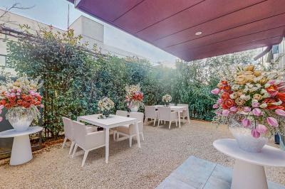 Table élégamment dressée avec nappe bleue, verres, couverts et un menu posé sur une serviette blanche.