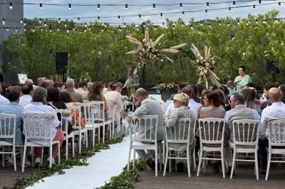 Table élégamment dressée avec nappe bleue, verres, couverts et un menu posé sur une serviette blanche.