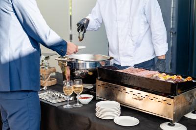 Table élégamment dressée avec nappe bleue, verres, couverts et un menu posé sur une serviette blanche.