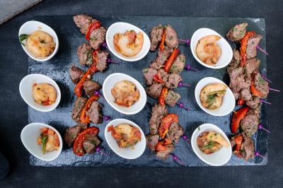 Table élégamment dressée avec nappe bleue, verres, couverts et un menu posé sur une serviette blanche.