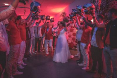 Table élégamment dressée avec nappe bleue, verres, couverts et un menu posé sur une serviette blanche.