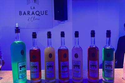 Table élégamment dressée avec nappe bleue, verres, couverts et un menu posé sur une serviette blanche.