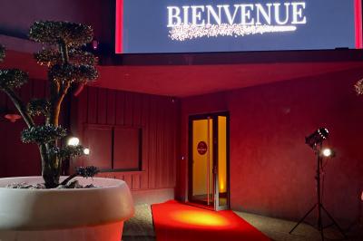 Table élégamment dressée avec nappe bleue, verres, couverts et un menu posé sur une serviette blanche.