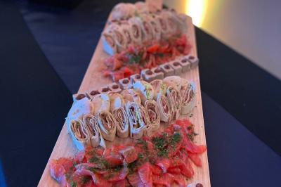 Table élégamment dressée avec nappe bleue, verres, couverts et un menu posé sur une serviette blanche.