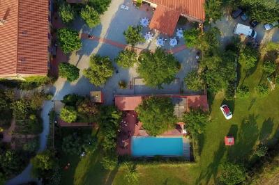 Un artiste chante sur scène avec une personne en costume étincelant sous des lumières violettes, devant un public assis.