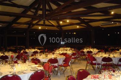 Gâteau rectangulaire décoré de fruits rouges, de crème et de bougies indiquant le chiffre 60, posé sur un plateau argenté.
