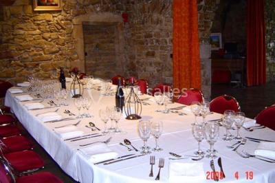 Gâteau rectangulaire décoré de fruits rouges, de crème et de bougies indiquant le chiffre 60, posé sur un plateau argenté.