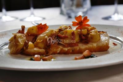 Gâteau rectangulaire décoré de fruits rouges, de crème et de bougies indiquant le chiffre 60, posé sur un plateau argenté.