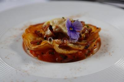 Gâteau rectangulaire décoré de fruits rouges, de crème et de bougies indiquant le chiffre 60, posé sur un plateau argenté.