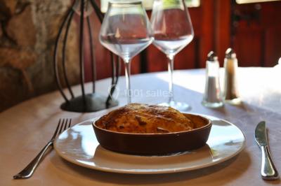 Gâteau rectangulaire décoré de fruits rouges, de crème et de bougies indiquant le chiffre 60, posé sur un plateau argenté.