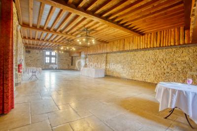 Gâteau rectangulaire décoré de fruits rouges, de crème et de bougies indiquant le chiffre 60, posé sur un plateau argenté.