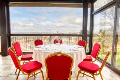 Gâteau rectangulaire décoré de fruits rouges, de crème et de bougies indiquant le chiffre 60, posé sur un plateau argenté.