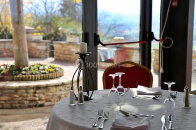 Gâteau rectangulaire décoré de fruits rouges, de crème et de bougies indiquant le chiffre 60, posé sur un plateau argenté.