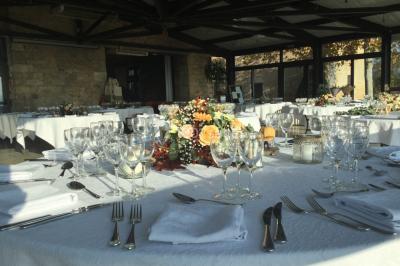 Gâteau rectangulaire décoré de fruits rouges, de crème et de bougies indiquant le chiffre 60, posé sur un plateau argenté.
