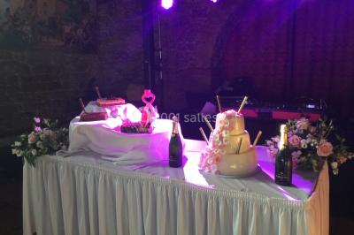 Gâteau rectangulaire décoré de fruits rouges, de crème et de bougies indiquant le chiffre 60, posé sur un plateau argenté.