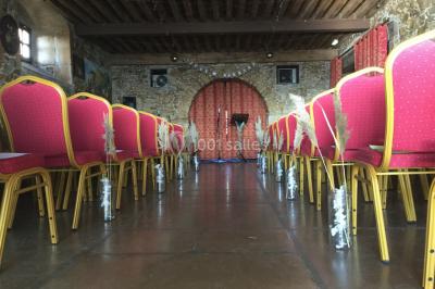 Gâteau rectangulaire décoré de fruits rouges, de crème et de bougies indiquant le chiffre 60, posé sur un plateau argenté.