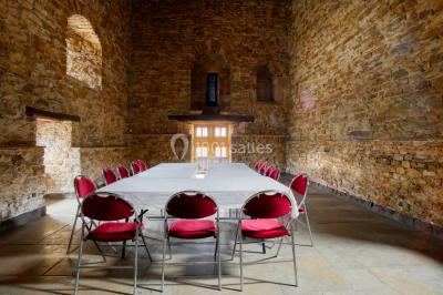 Gâteau rectangulaire décoré de fruits rouges, de crème et de bougies indiquant le chiffre 60, posé sur un plateau argenté.
