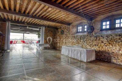 Gâteau rectangulaire décoré de fruits rouges, de crème et de bougies indiquant le chiffre 60, posé sur un plateau argenté.