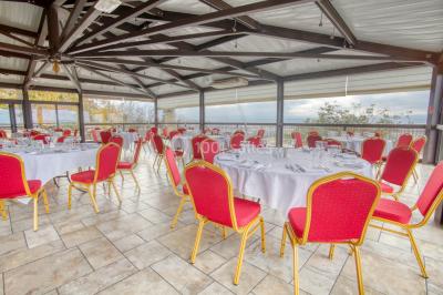 Gâteau rectangulaire décoré de fruits rouges, de crème et de bougies indiquant le chiffre 60, posé sur un plateau argenté.