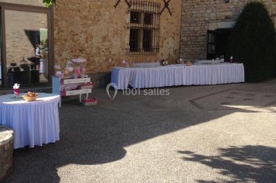 Gâteau rectangulaire décoré de fruits rouges, de crème et de bougies indiquant le chiffre 60, posé sur un plateau argenté.