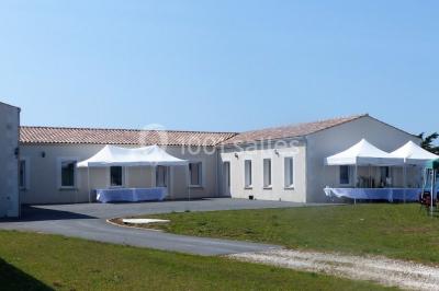 Miniature Location salle La Brée-les-Bains (Charente-Maritime) - Ile d'Oléron Vignoble Pinard Maxime #14 Salle de distillation avec alambics en cuivre, équipements en acier inoxydable et sol carrelé clair.