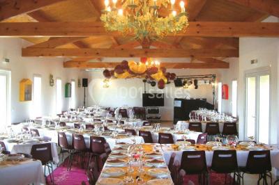 Miniature Location salle La Brée-les-Bains (Charente-Maritime) - Ile d'Oléron Vignoble Pinard Maxime #17 Salle de distillation avec alambics en cuivre, équipements en acier inoxydable et sol carrelé clair.