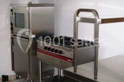 Miniature Location salle La Brée-les-Bains (Charente-Maritime) - Ile d'Oléron Vignoble Pinard Maxime #20 Salle de distillation avec alambics en cuivre, équipements en acier inoxydable et sol carrelé clair.