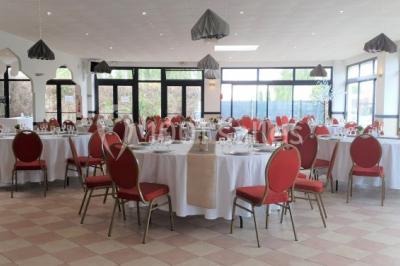 Plateaux de bouchées apéritives variées, incluant brochettes de tomates-mozzarella et autres amuse-bouches.