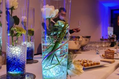 Plateaux de bouchées apéritives variées, incluant brochettes de tomates-mozzarella et autres amuse-bouches.