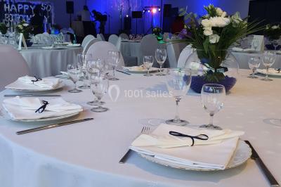 Plateaux de bouchées apéritives variées, incluant brochettes de tomates-mozzarella et autres amuse-bouches.