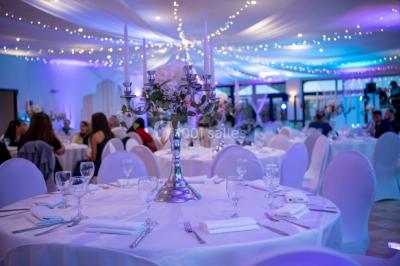 Plateaux de bouchées apéritives variées, incluant brochettes de tomates-mozzarella et autres amuse-bouches.