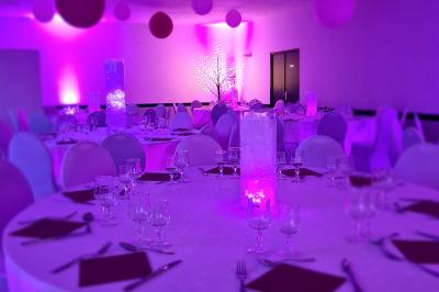 Plateaux de bouchées apéritives variées, incluant brochettes de tomates-mozzarella et autres amuse-bouches.