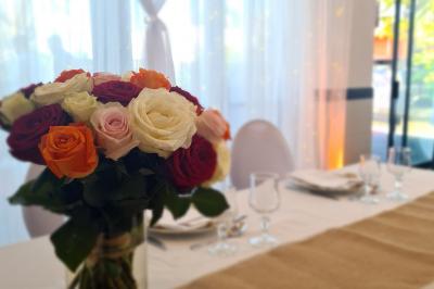 Plateaux de bouchées apéritives variées, incluant brochettes de tomates-mozzarella et autres amuse-bouches.